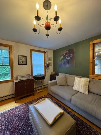 A refreshed sitting area with a vacuumed area rug and organized seating after a deep home cleaning.
